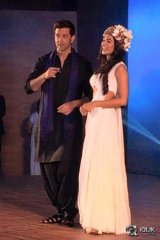 Hrithik Roshan and Pooja Hegde at Mohenjo Daro Promotions